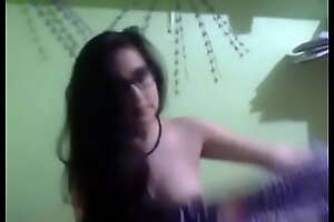 Nataly Duran jugando frente la webcam