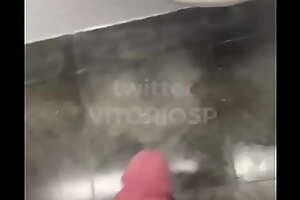 Pegação no banheiro com VitorioSP e o funcionário da limpeza entra no meio COMPLETE VIDEO XXX porn LINKTR EE/VITORIOSP