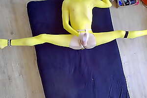 Die Fruchtmilch spritzt in gelbem Nylon aus meinem zuckenden und krampfenden Koerper - milking and cumming in yellow nylon pantyhose catsuit - Perspektive 2
