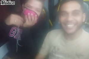 Aventura em público Gata Mistica mamando Dj Jump dentro do ônibus no RJ