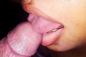 Chupada sexy de mi querida ella mete su lengua en la uretra