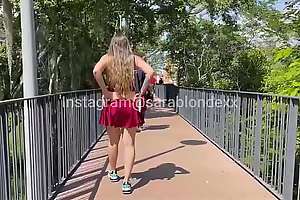 Sara Light-complexioned se desnuda en parque publico mientras los transeúntes camina por alli