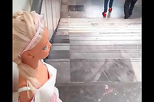 Barbie gigante en el metro CDMX