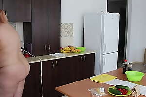 Completely naked, beamy milf prepares breakfast for her fixture together with we glitch her succulent PAWG  How does your girlfriend make you breakfast? Homemade fetish 